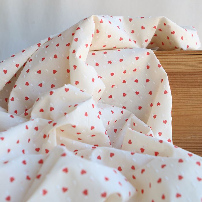 Plumetis de coton BIO fond écru mini coeurs rouges