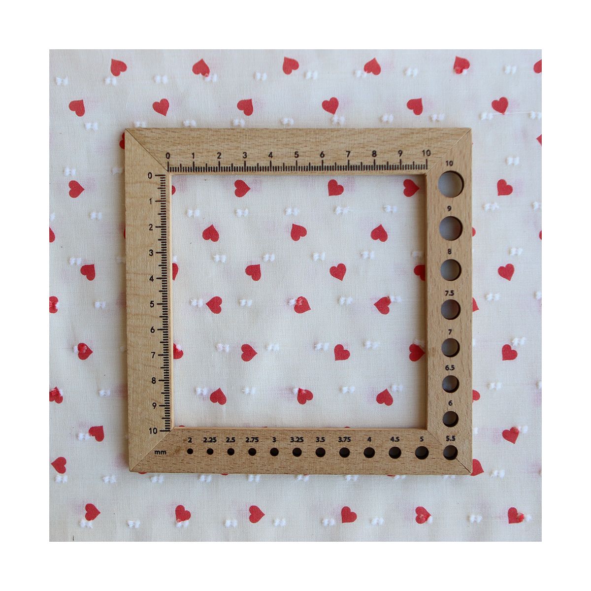 Plumetis de coton BIO fond écru mini coeurs rouges