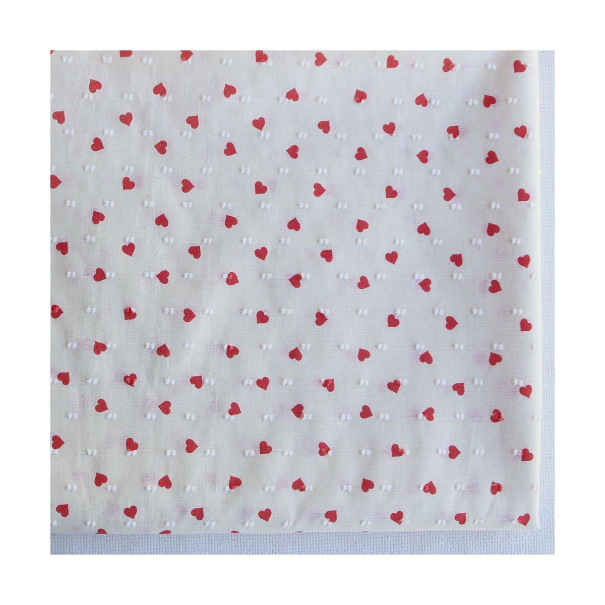 Plumetis de coton BIO fond écru mini coeurs rouges
