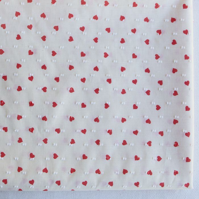 Plumetis de coton BIO fond écru mini coeurs rouges