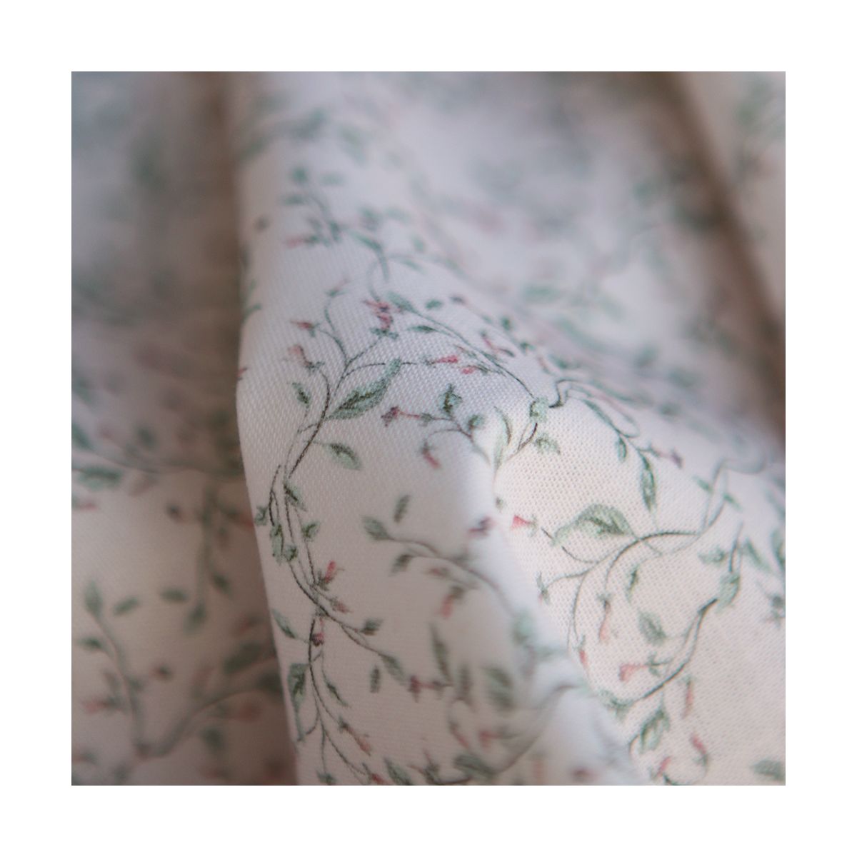 Popeline de coton BIO fond rose poudré feuillage vert fleuri rose