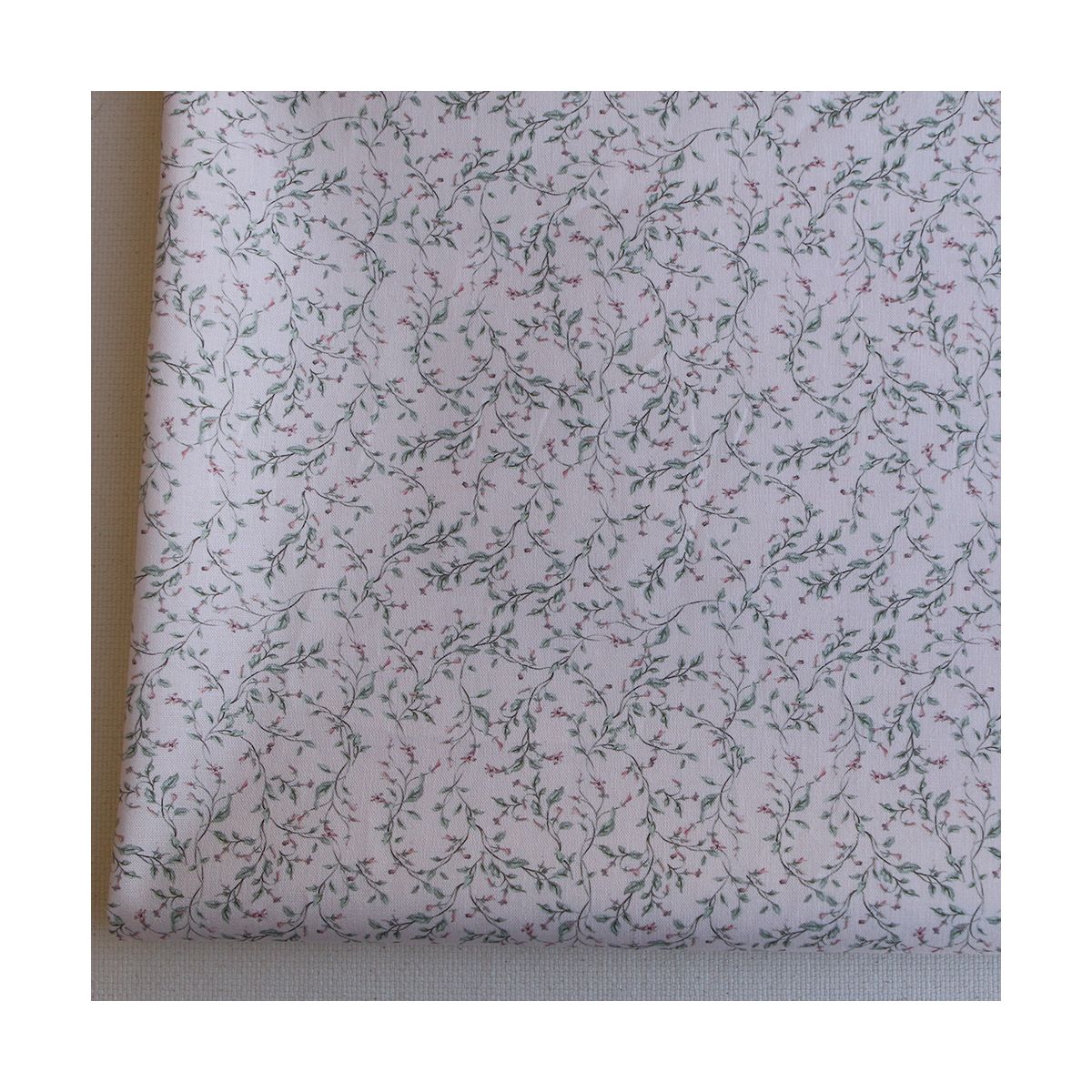 Popeline de coton BIO fond rose poudré feuillage vert fleuri rose