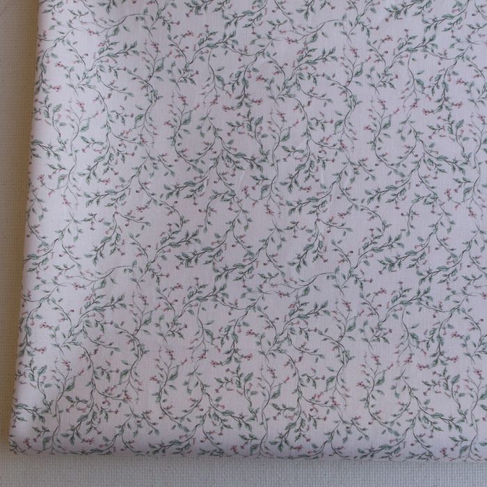 Popeline de coton BIO fond rose poudré feuillage vert fleuri rose