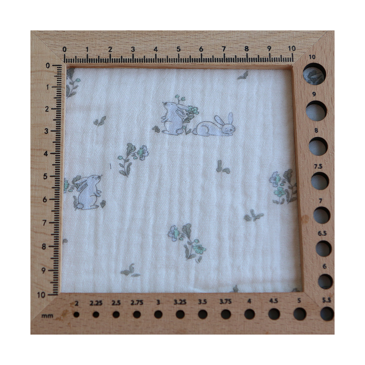 Yuki - Double gaze de coton fond blanc motif petits lapins bleu
