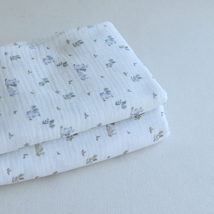 Yuki - Double gaze de coton fond blanc motif petits lapins bleu
