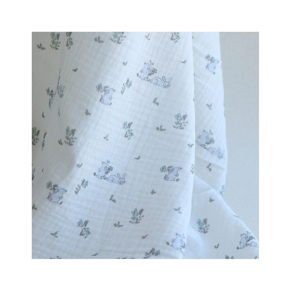 Yuki - Double gaze de coton fond blanc motif petits lapins bleu
