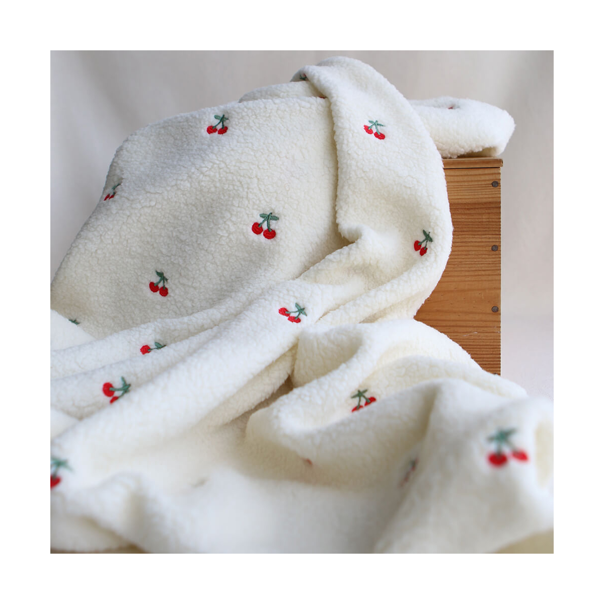Teddy / moumoute bouclé fond écru broderies cerises