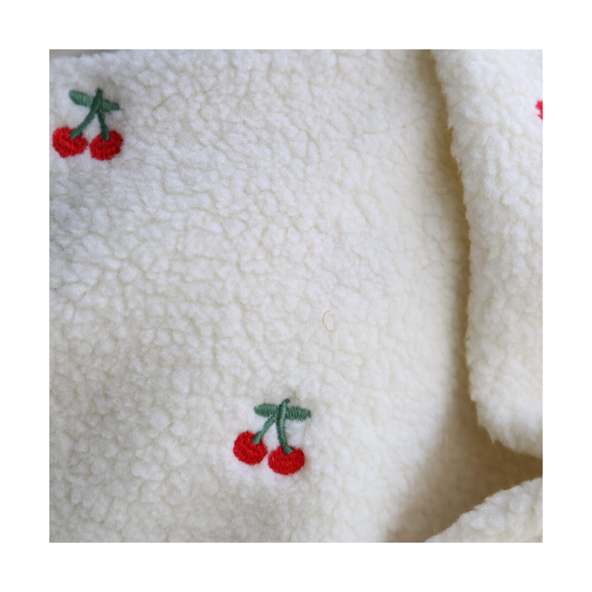 Teddy / moumoute bouclé fond écru broderies cerises