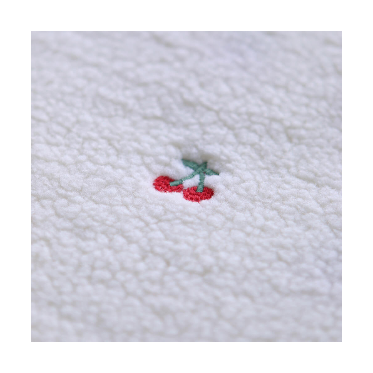 Teddy / moumoute bouclé fond écru broderies cerises