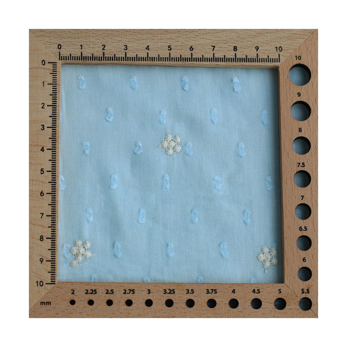 Voile plumetis de coton broderies motif crème coloris bleu ciel