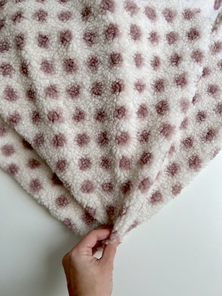 Teddy Sherpa bouclé fond écru clair motif pois vieux rose Mailles - 1 2