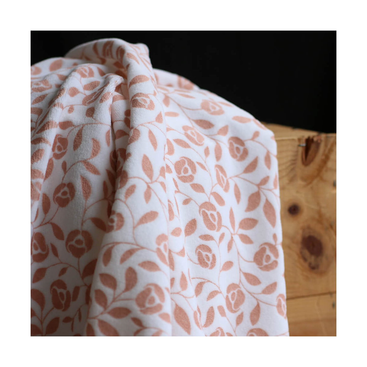 Velours de coton Nicky fond blanc lait motif argile rose