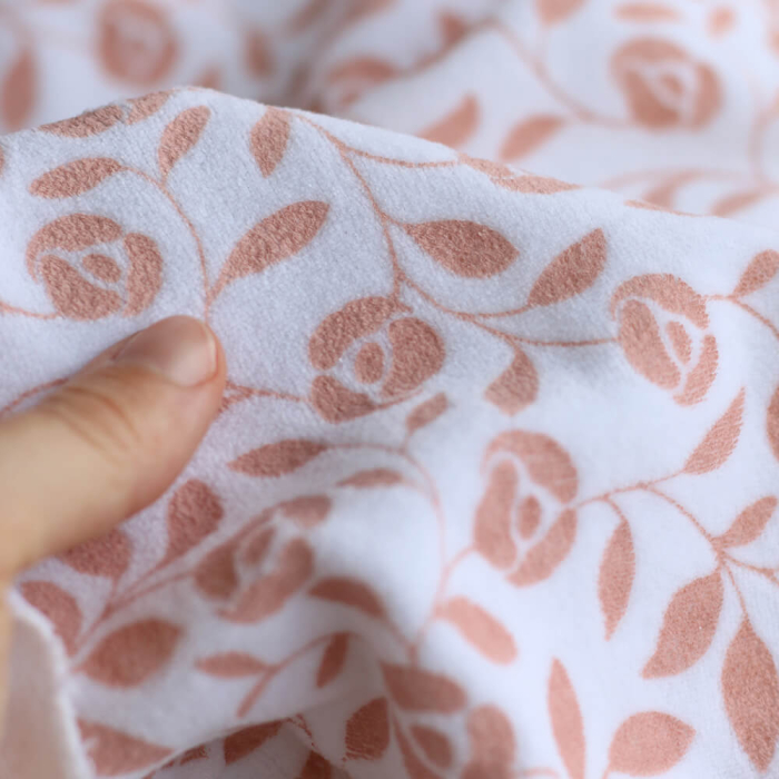 Velours de coton Nicky fond blanc lait motif argile rose