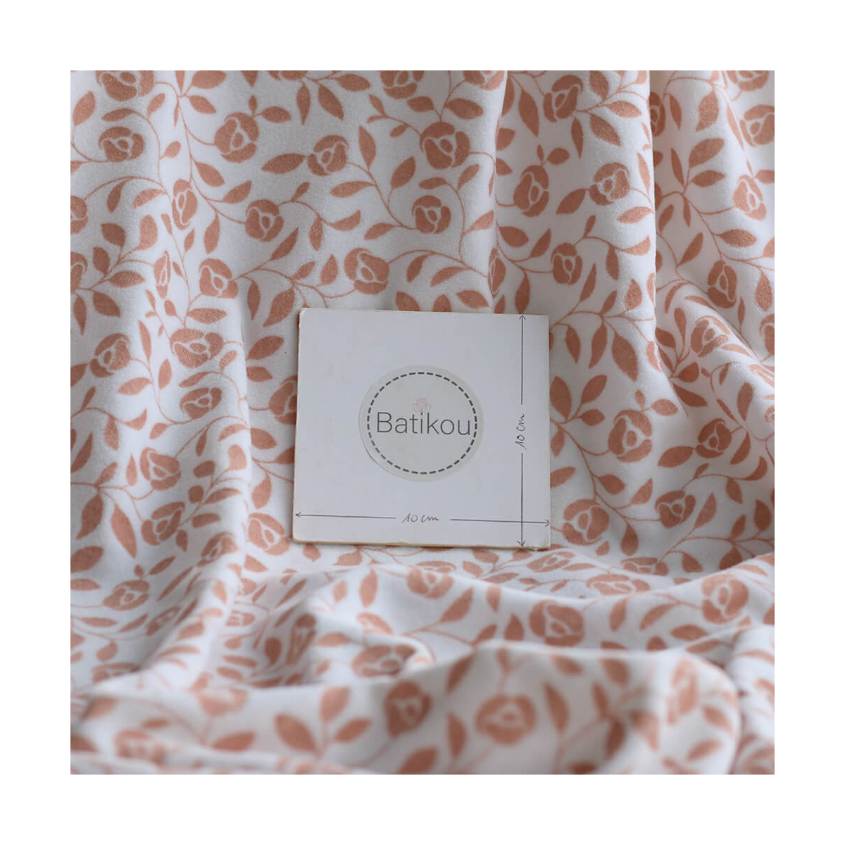 Velours de coton Nicky fond blanc lait motif argile rose