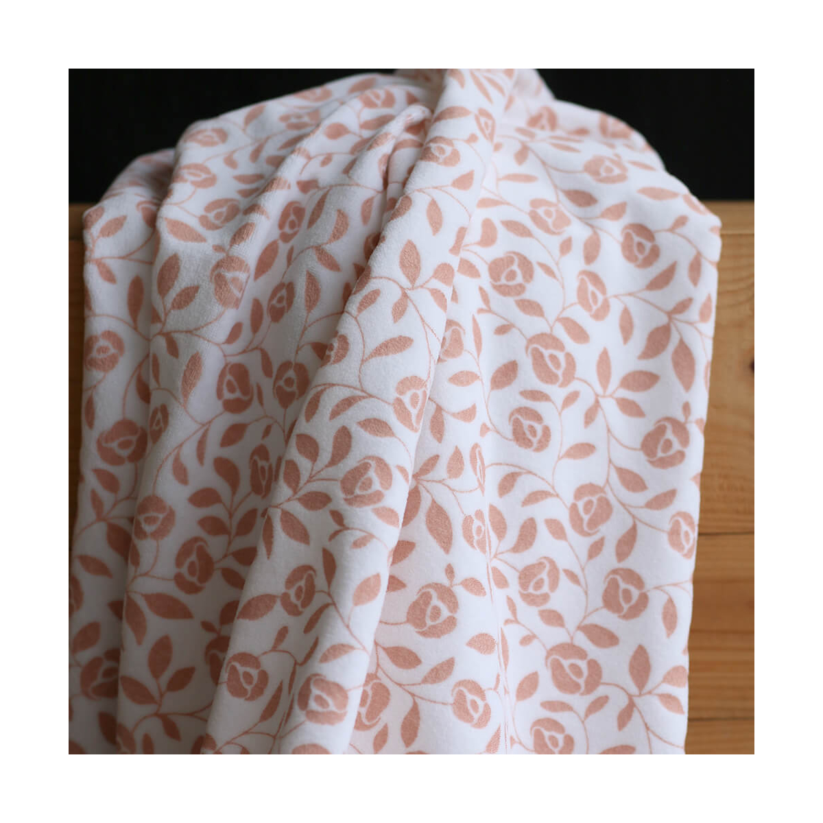 Velours de coton Nicky fond blanc lait motif argile rose