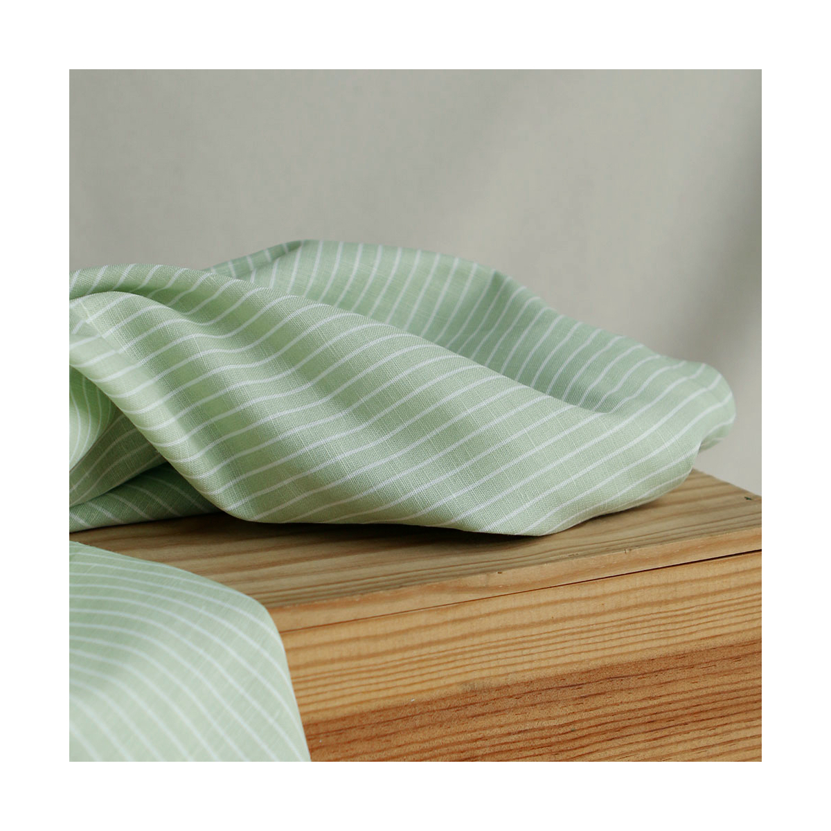 Baptiste - Tissu lin coton rayure 1mm blanc lait et vert amande