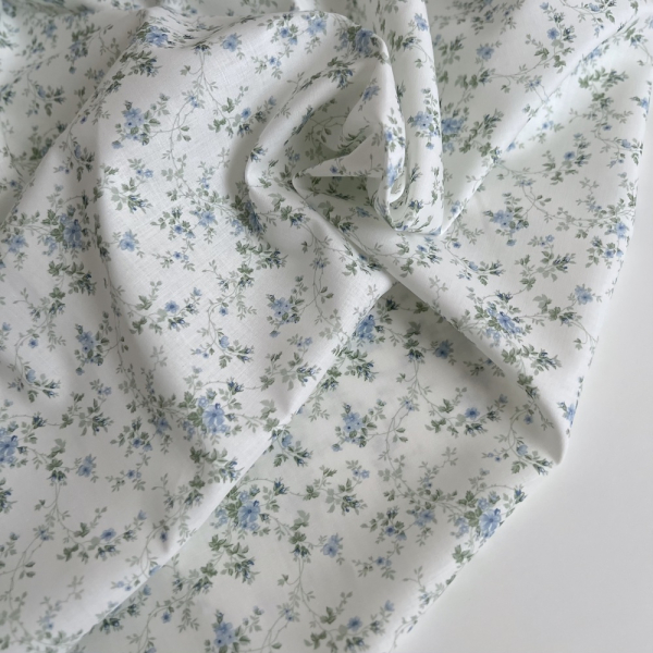 Pippa - Batiste de coton bio SILKYNE à imprimé fleuri bleu/vert Tissus issus de l'agriculture biologique  - 1