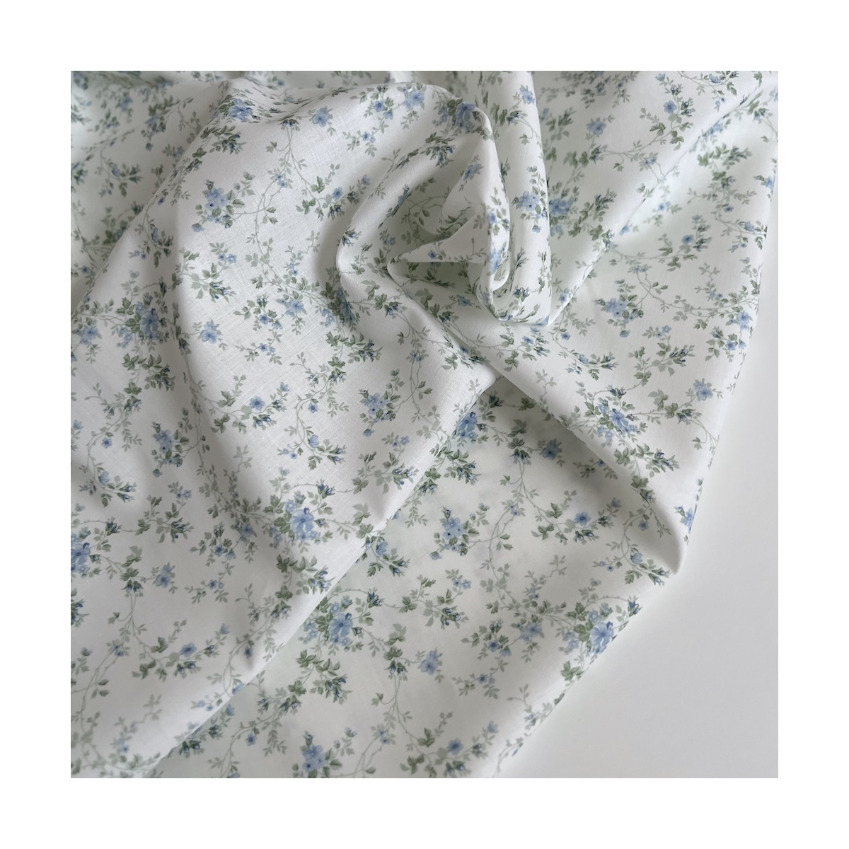Pippa - Batiste de coton bio SILKYNE à imprimé fleuri bleu/vert Tissus issus de l'agriculture biologique  - 1
