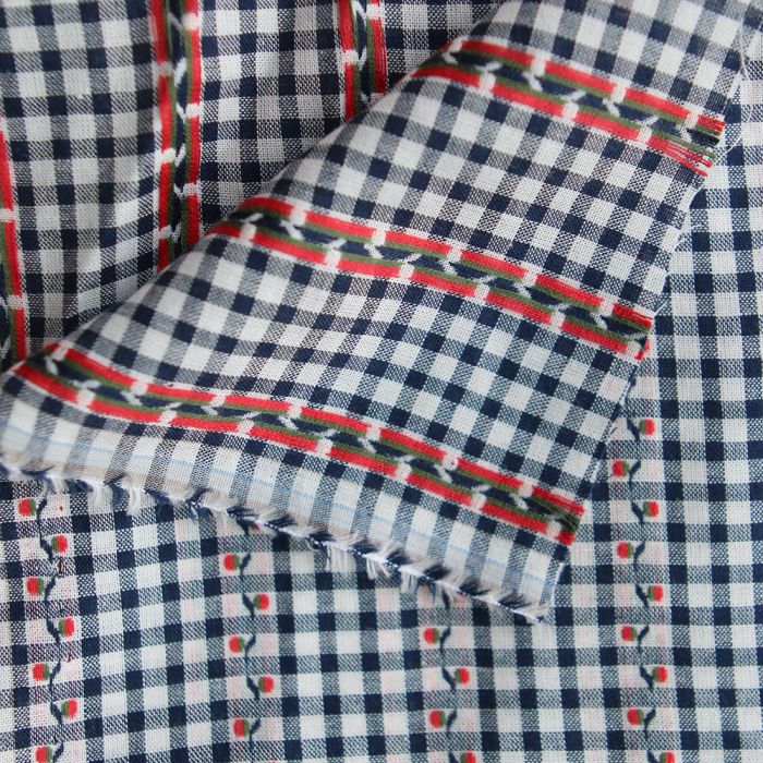 Isabeau - Tissu coton vichy jacquard avec petites fleurs rouges