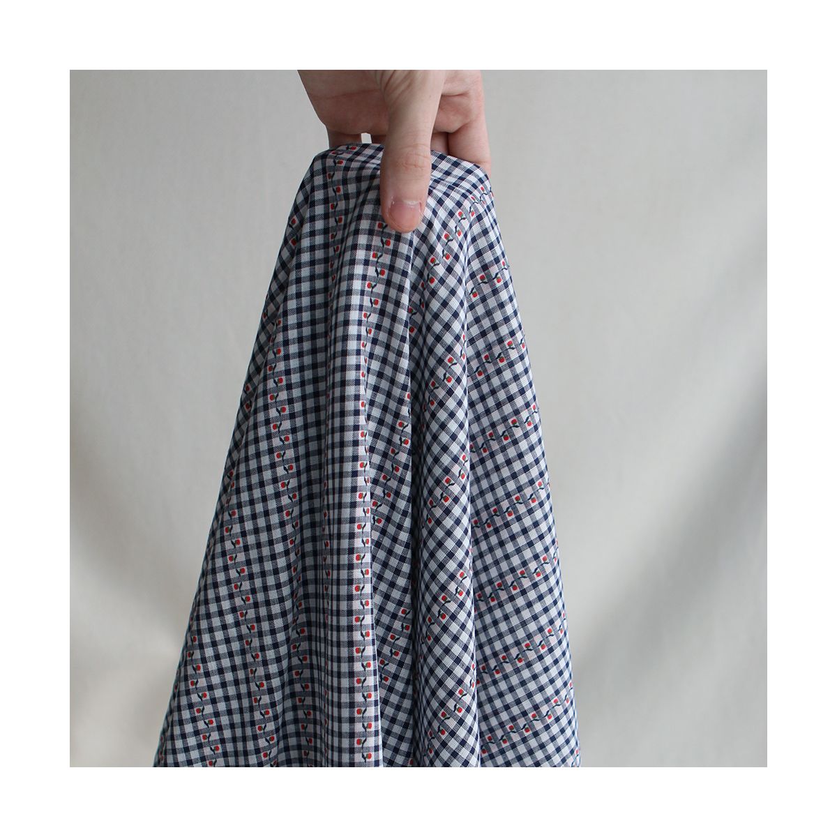 Isabeau - Tissu coton vichy jacquard avec petites fleurs rouges