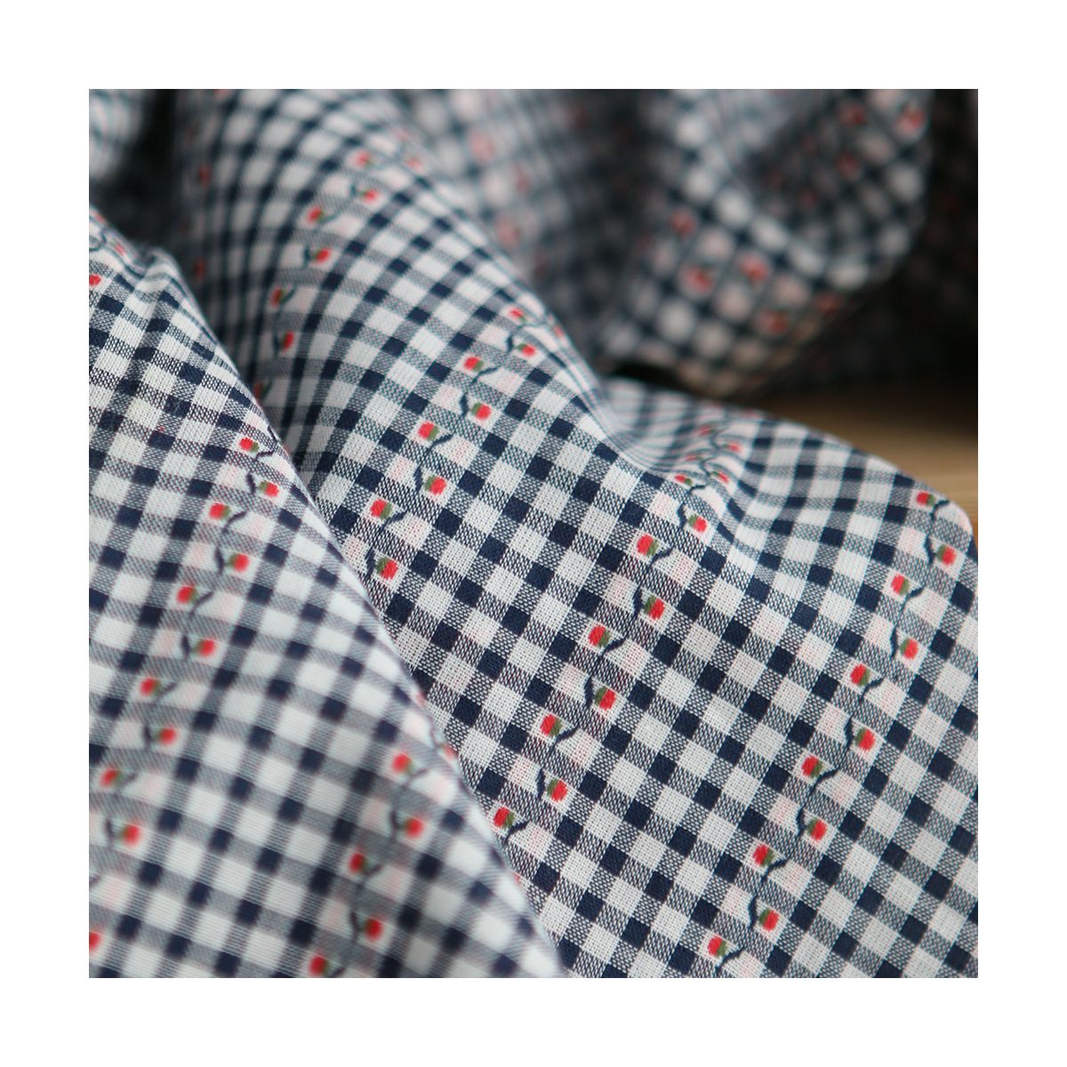 Isabeau - Tissu coton vichy jacquard avec petites fleurs rouges