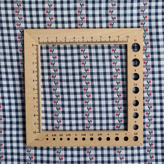 Isabeau - Tissu coton vichy jacquard avec petites fleurs rouges