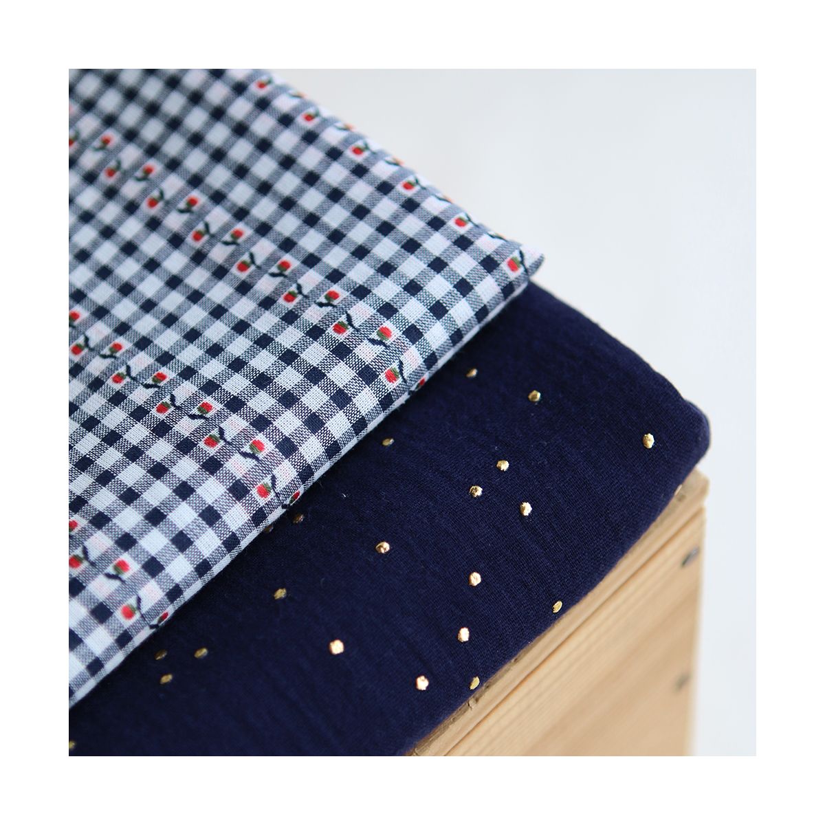 Isabeau - Tissu coton vichy jacquard avec petites fleurs rouges