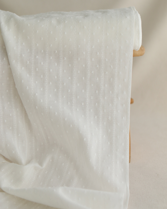 Broderie anglaise plumetis coton coloris blanc cassé