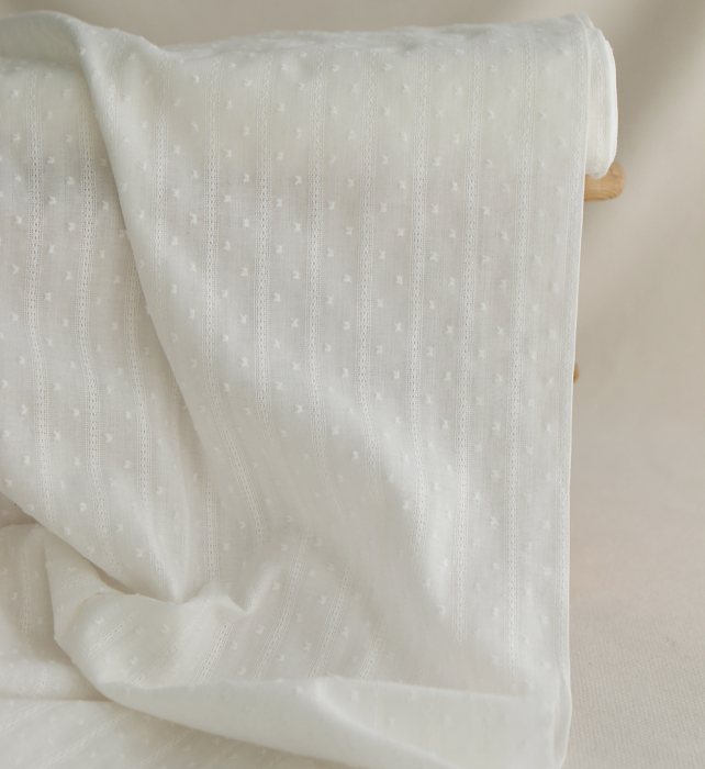Broderie anglaise plumetis coton coloris blanc cassé