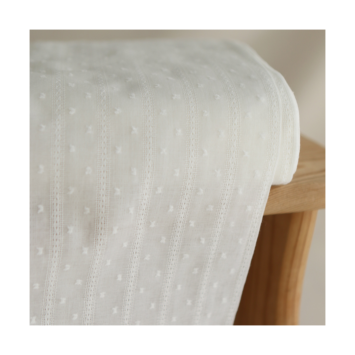 Broderie anglaise plumetis coton coloris blanc cassé
