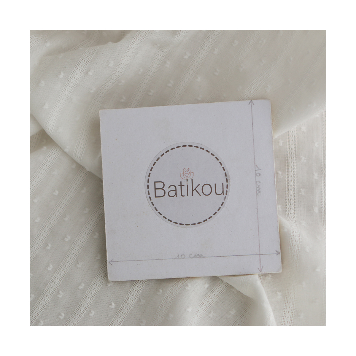 Broderie anglaise plumetis coton coloris blanc cassé