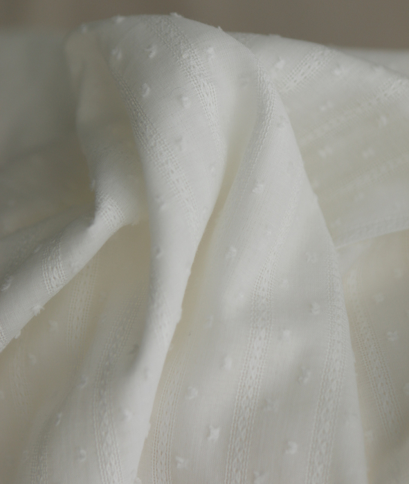 Broderie anglaise plumetis coton coloris blanc cassé