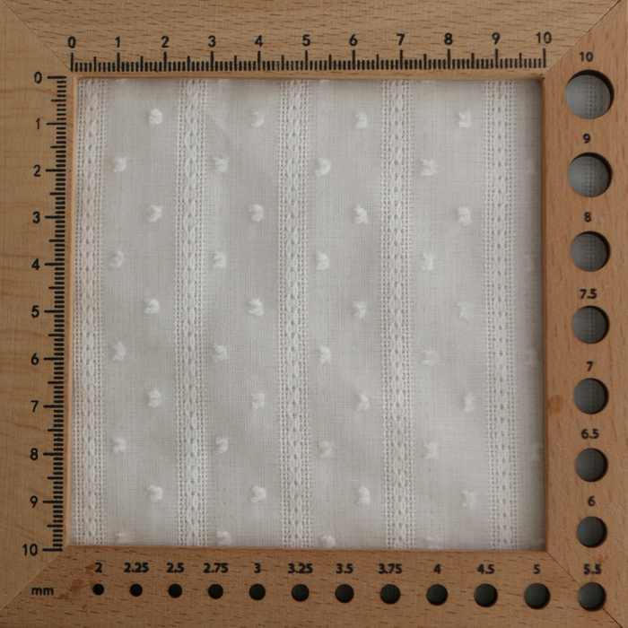Broderie anglaise plumetis coton coloris blanc cassé