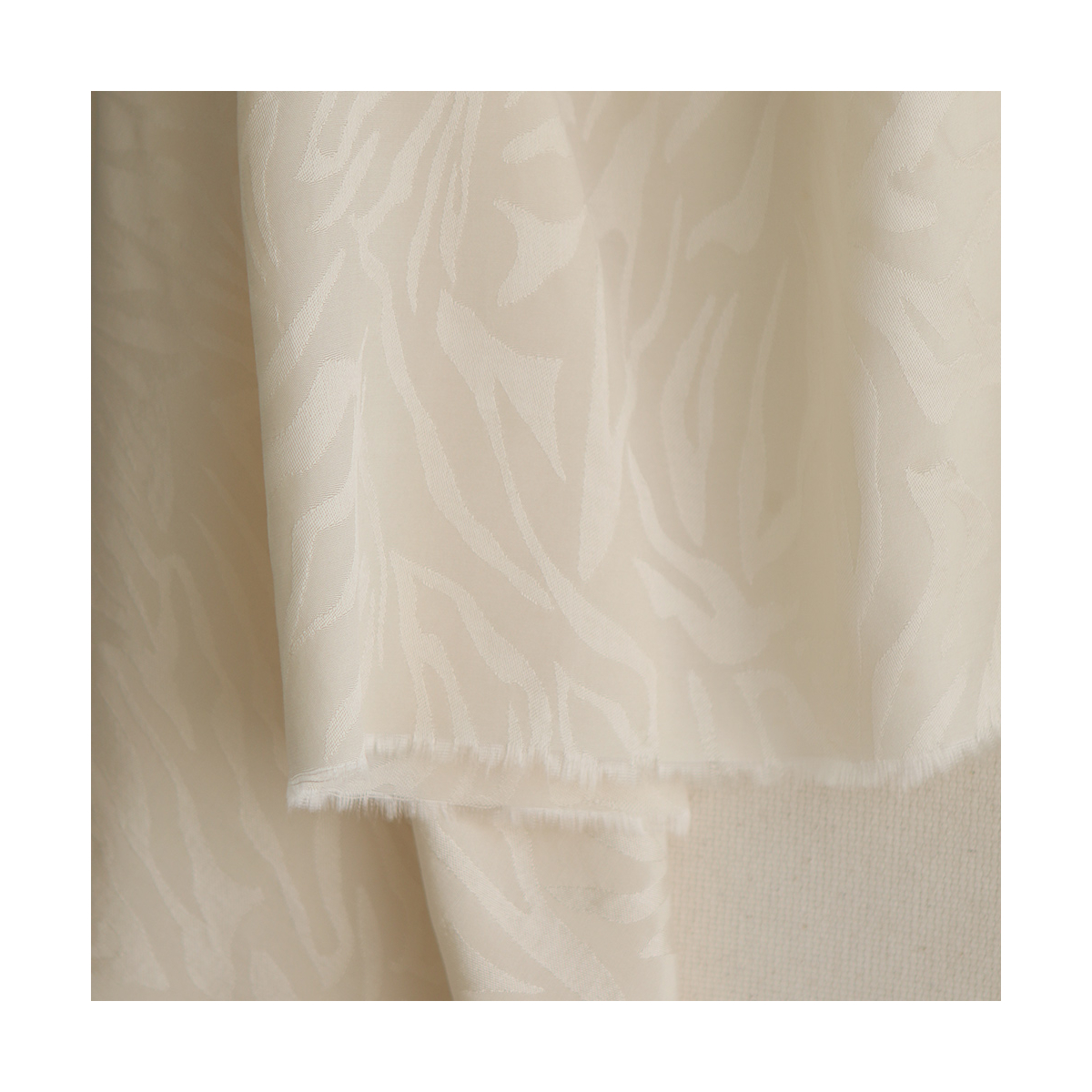 Janelle - Viscose tissage jacquard zèbre écru