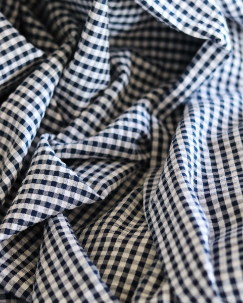 Seersucker / Coton mélangé gaufré vichy blanc et bleu marine 2