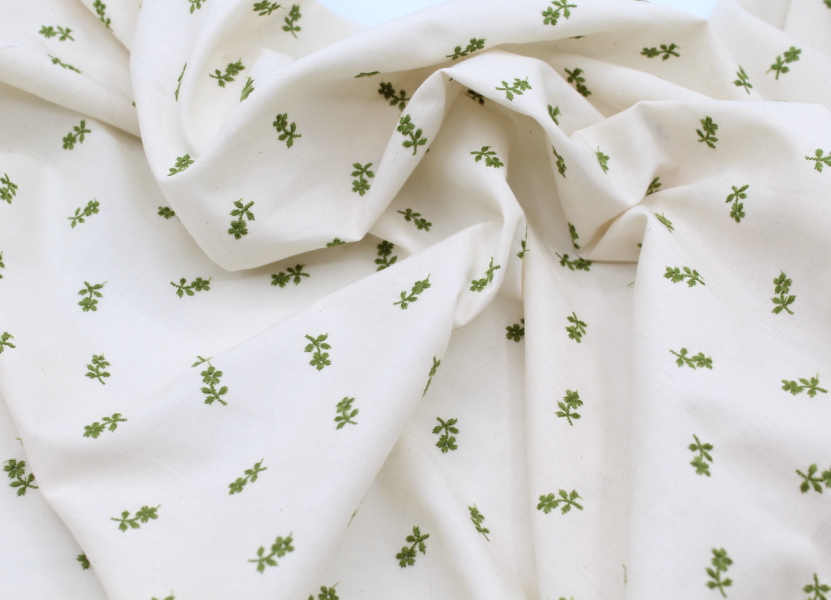 Tissu coton organique broderies fleurs vert olive 2