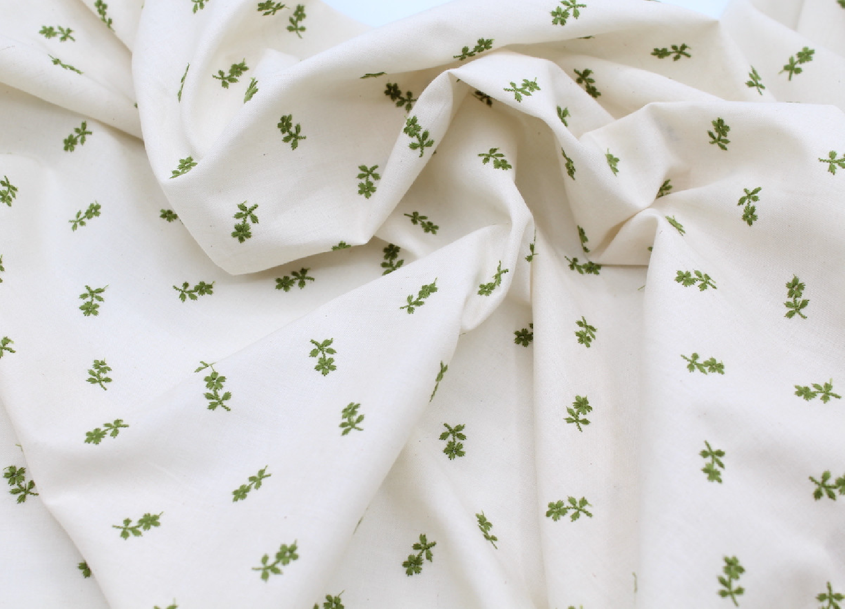 Tissu coton organique broderies fleurs vert olive
