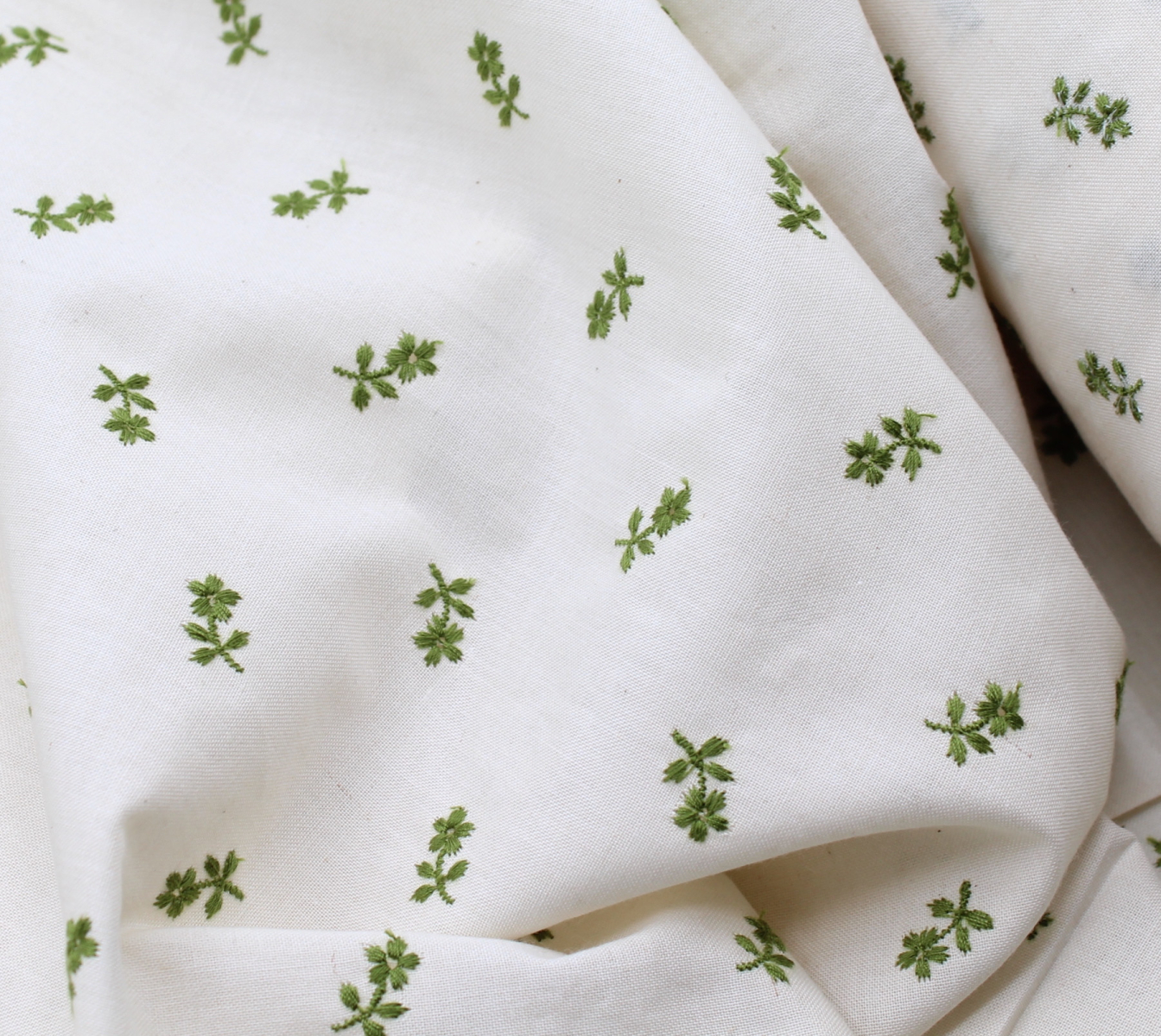 Tissu coton organique broderies fleurs vert olive