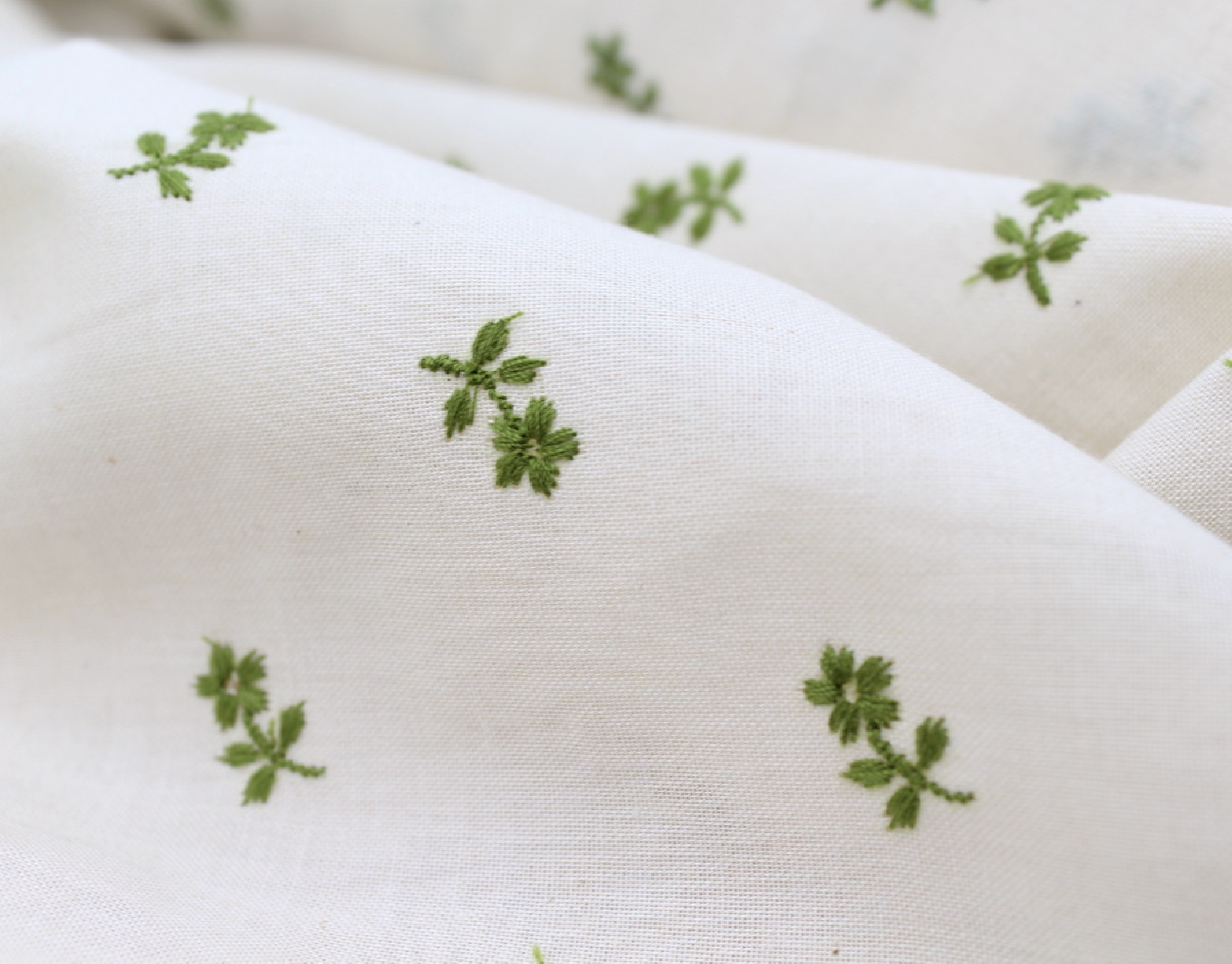 Tissu coton organique broderies fleurs vert olive