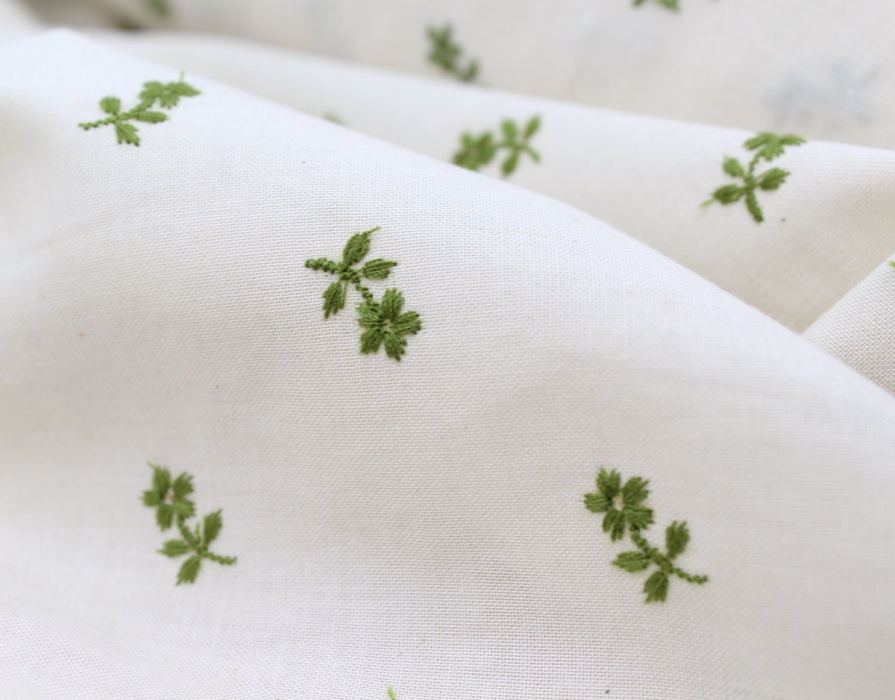 Tissu coton organique broderies fleurs vert olive