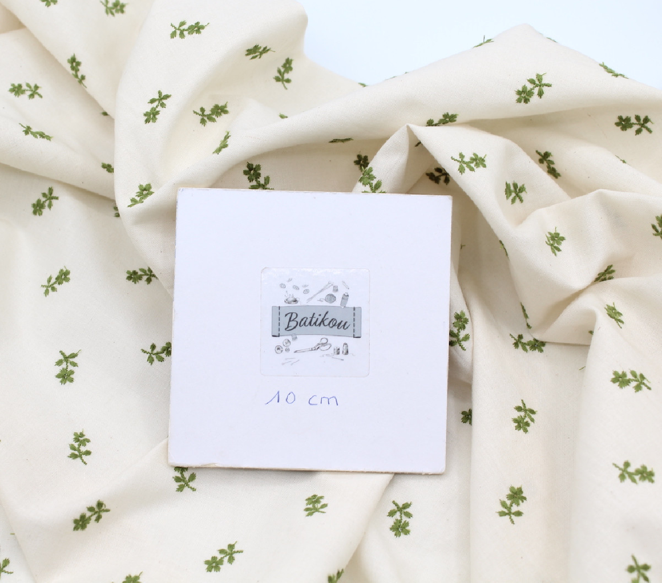 Tissu coton organique broderies fleurs vert olive