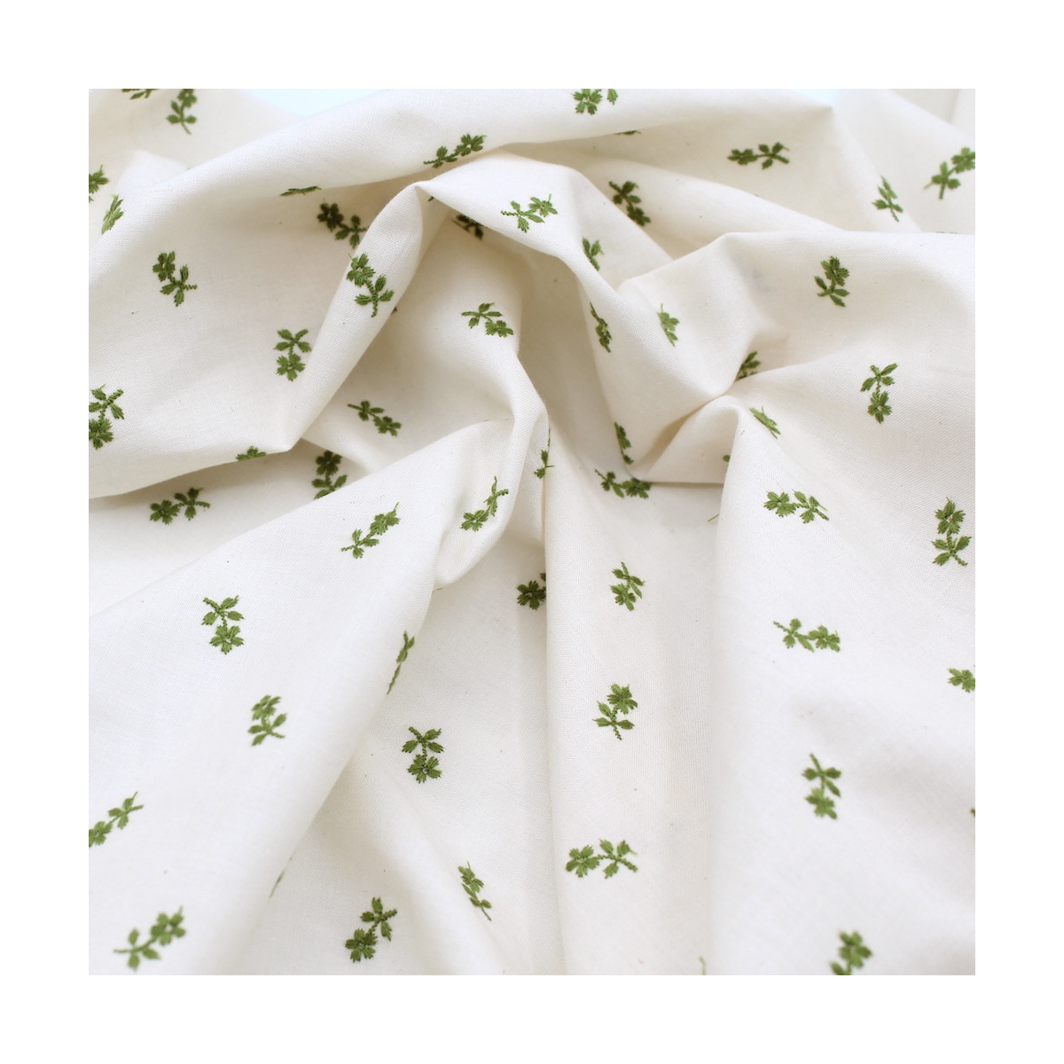 Tissu coton organique broderies fleurs vert olive