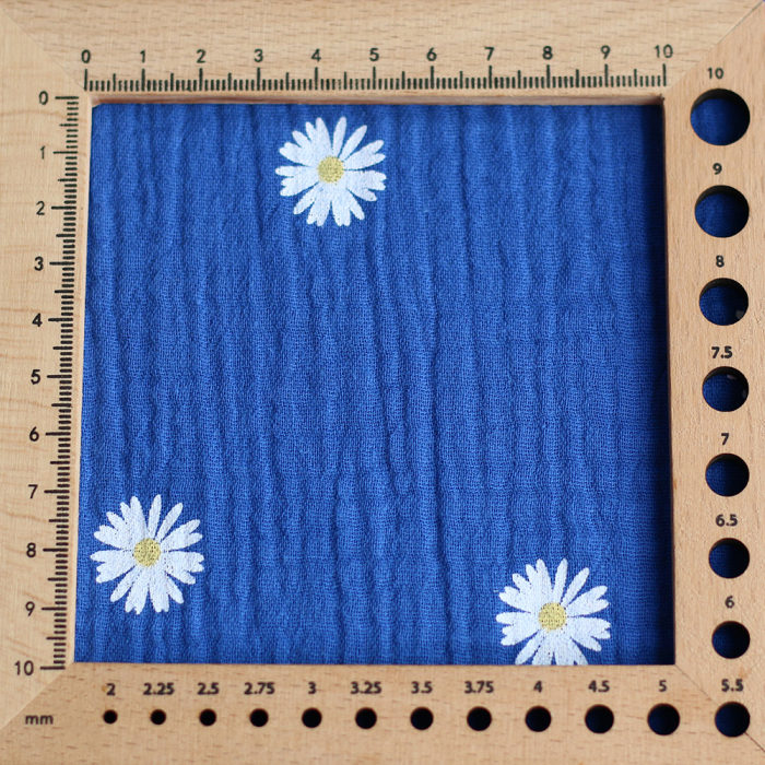 Daisy - Double gaze coton BIO motif exclusif fond bleu cobalt