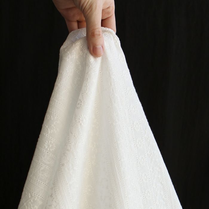 Lalie - Voile de coton blanc lait broderies bandes fleuries