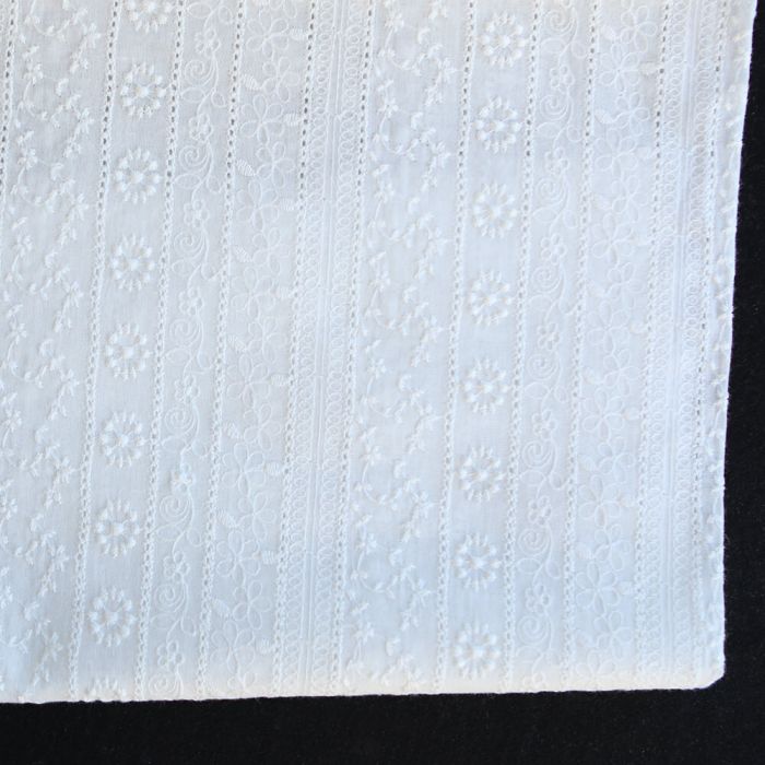 Lalie - Voile de coton blanc lait broderies bandes fleuries