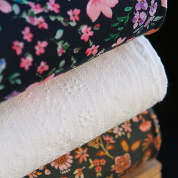 Lalie - Voile de coton blanc lait broderies bandes fleuries