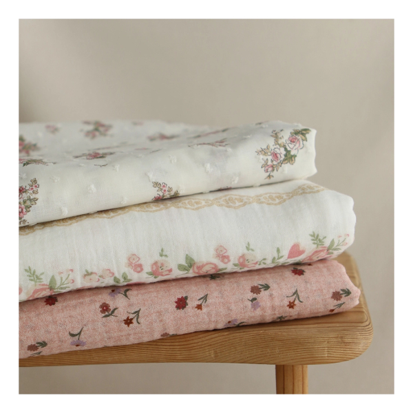 Agatha - Double gaze de coton motif fond blanc motif vert, beige et rose 2