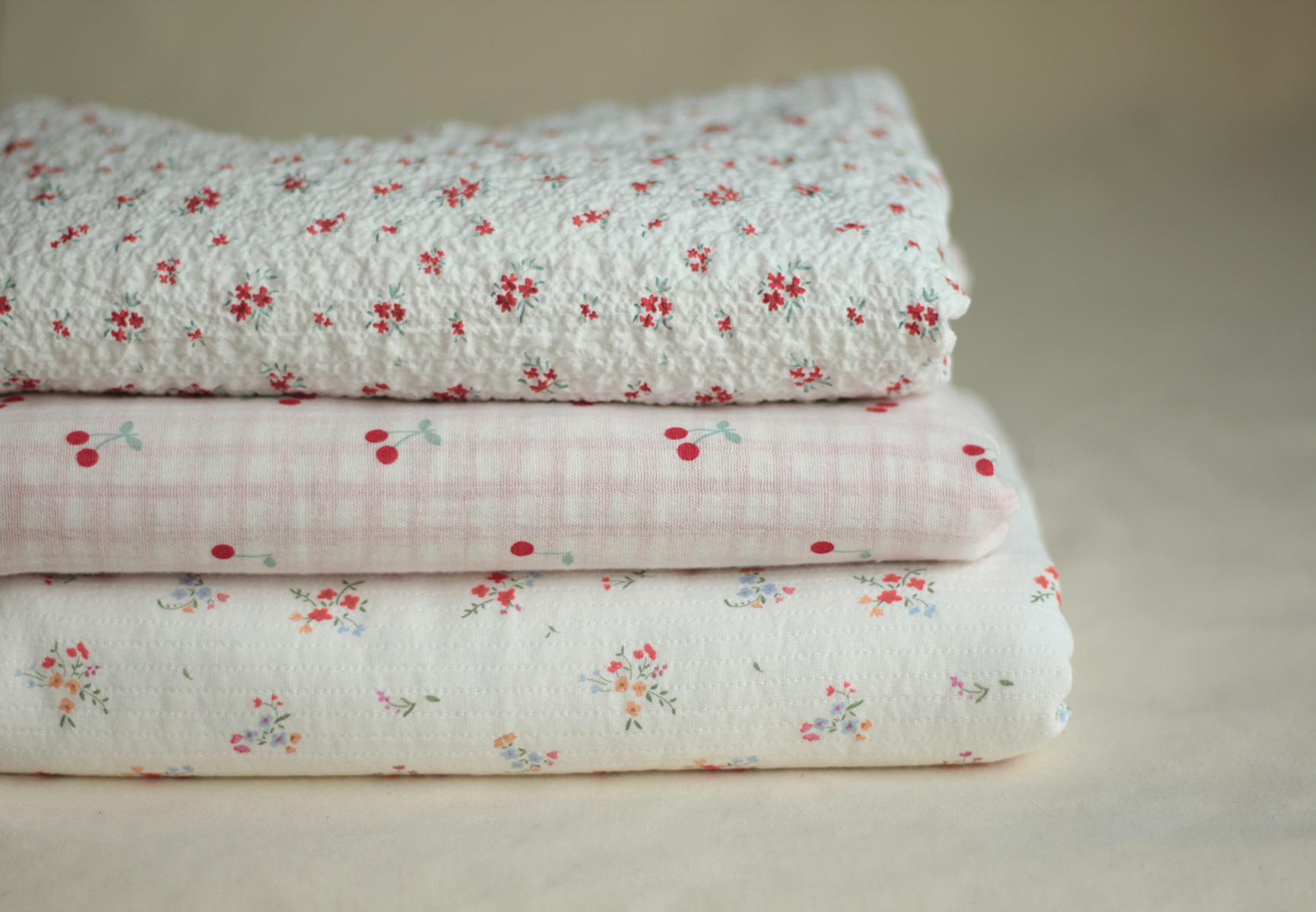 Cherry - Double gaze de coton double face coloris blanc cerises et quadrillage rouge