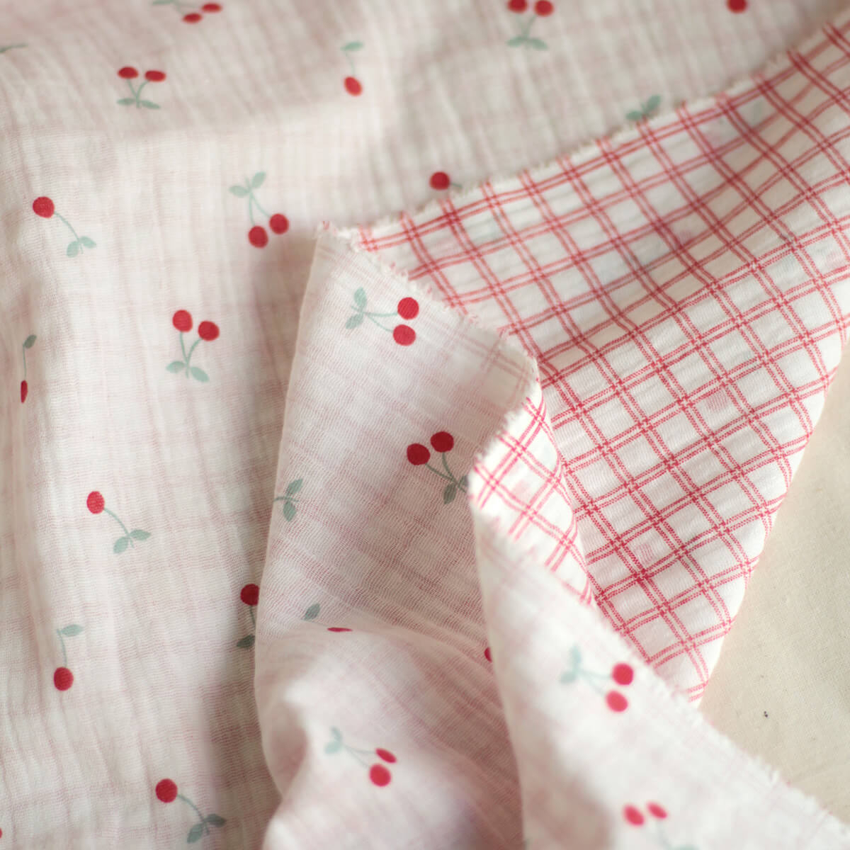 copy of Cherry - Double gaze de coton double face coloris blanc cerises et quadrillage bleu