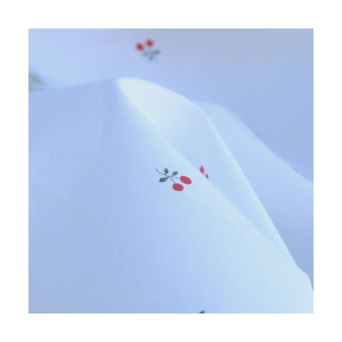 Popeline de coton BIO fond blanc mini cerises